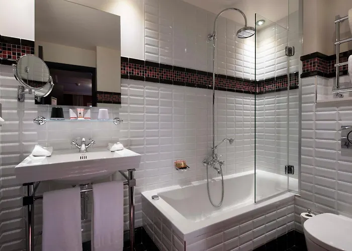 酒店 Monsieur & 4*